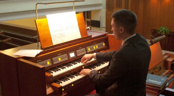 Vortrag der Orgel während eines Konzertes der Gemeinde